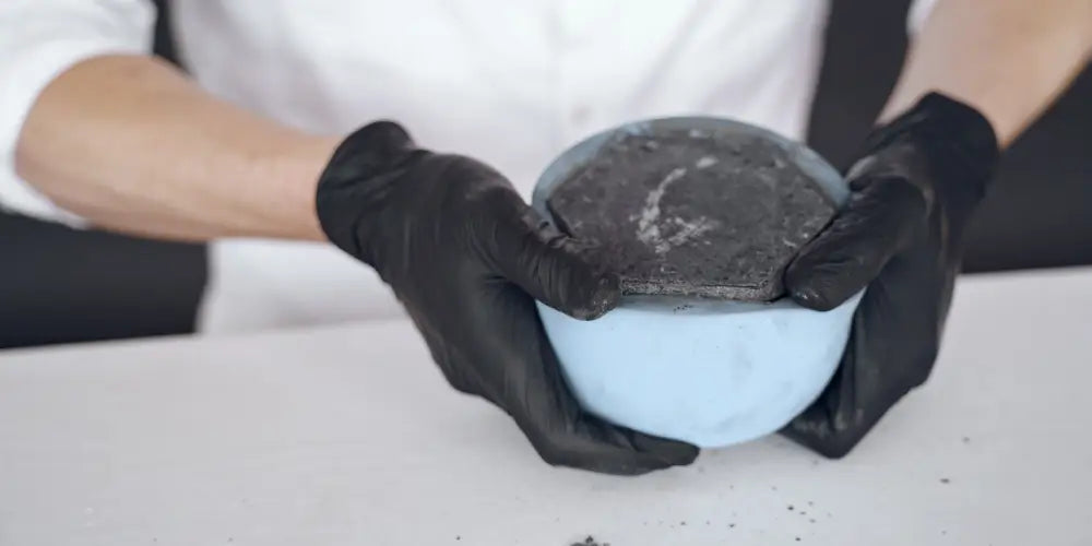 Entformung eines Gießlings aus einer mit RTV Silikon hergestellten Form